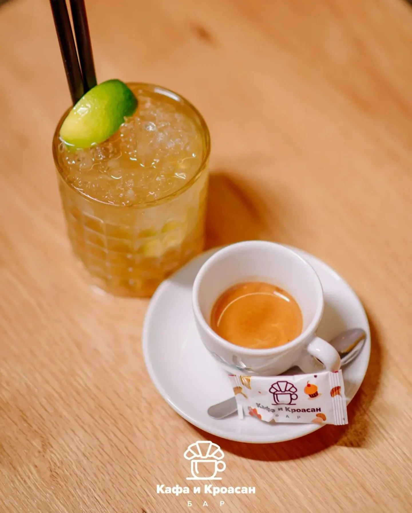 Espresso i osvežavajuće piće na drvenom stolu Kafa i Kroasan Bara